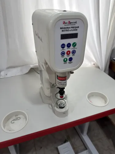 Máquina de botão pressão e ilhós