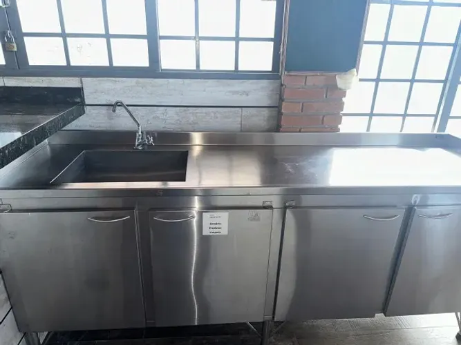 BALCÃO COM CUBA DE INOX
