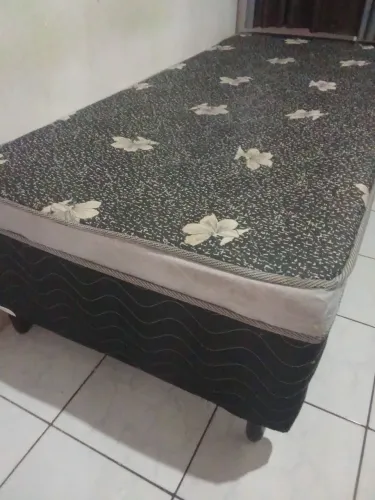 Vendo uma cama box de solteira