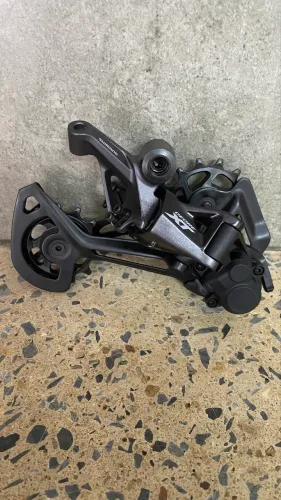 Câmbio Shimano XT - 12 velocidades.