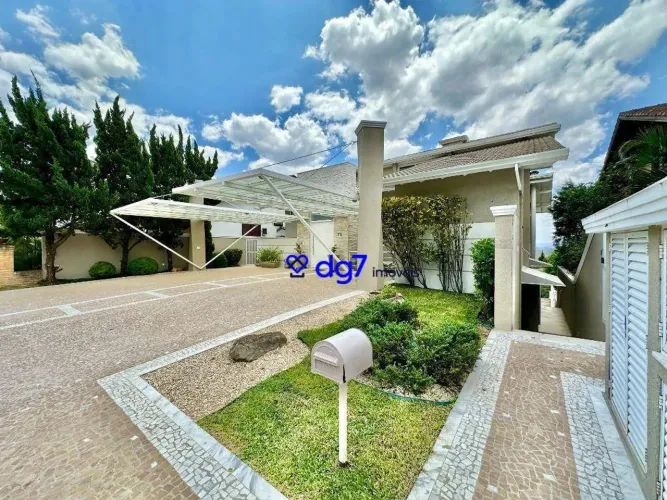 Casa em condomínio na Fazendinha com 4 suítes e 6 vagas, 331 m²!