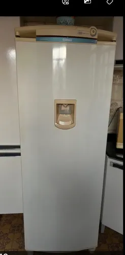 Geladeira Cônsul com dispenser de água 