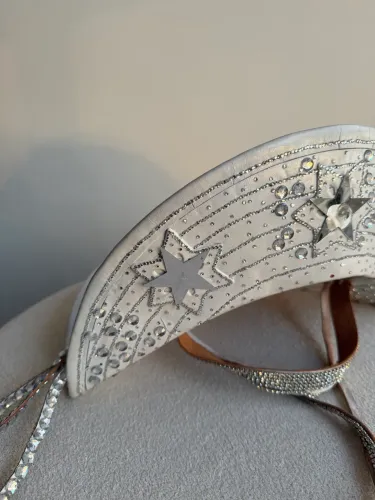 Chapéu de cangaceiro branco com brilhos de strass