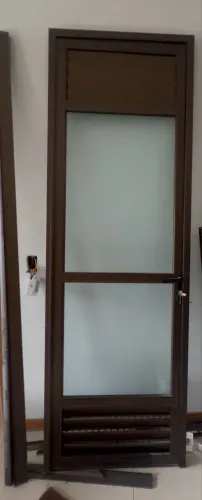 Porta vidro e alumínio