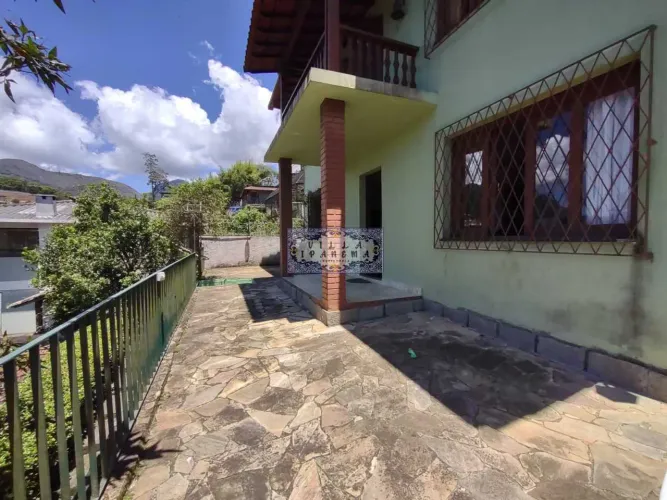 TERESÓPOLIS JARDIM EUROPA, CASA COM 3 QUARTOS, 3 BANHEIROS, VARANDA, CHURRASQUEIRA E VAGA!