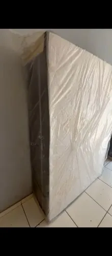 Cama usada, porém muito bem conservada e em excelente estado. Pouco uso e sem detalhes.