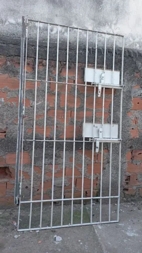 Portal maciço duas fechaduras em ótimo estado
