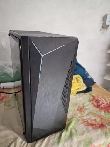 Gabinete gamer com RGB frontal