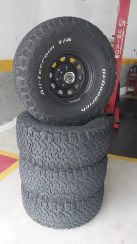 Jogo De Pneus Bf Goodrich At 33x12,5 R15 + Rodas Daytona
