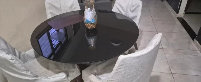 Vendo ou troco em outra maior ,mesa com 4 cadeiras