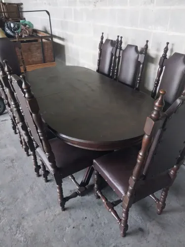 VENDO MESA DE JANTAR COM 8 CADEIRAS- MADEIRA DE LEI VINTAGE 