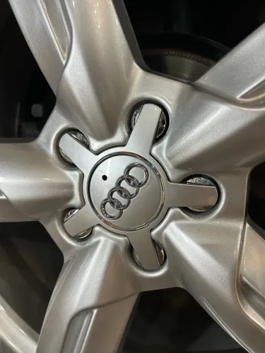 Rodas aro 20 com pneus zero.