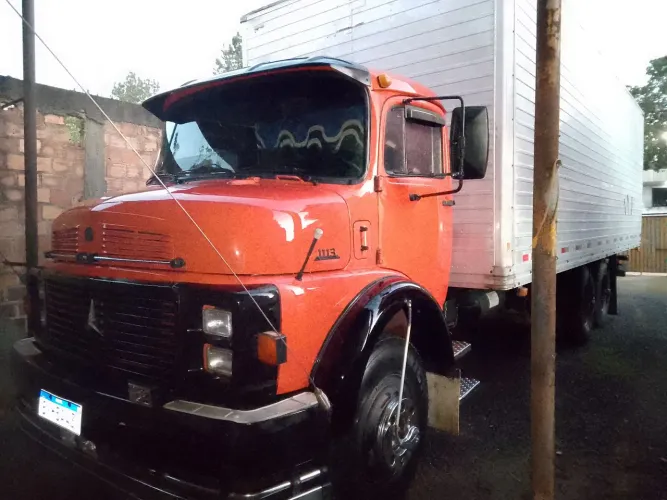 Caminhões 1113 truck baú 