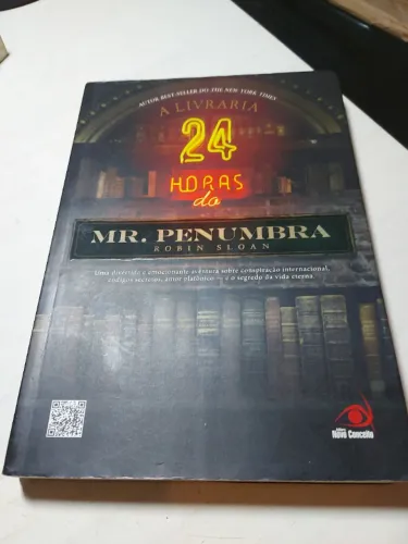 Livro A Livraria 24 horas do Mr. Penumbra, de Robin Sloan, editora Novo Conceito, ótimo 