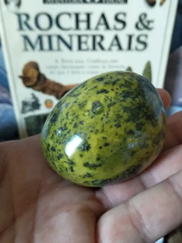 Pedra verde peruana polida decorativa 185g