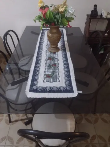 Mesa com 6 cadeiras com tampo de vidro fumê