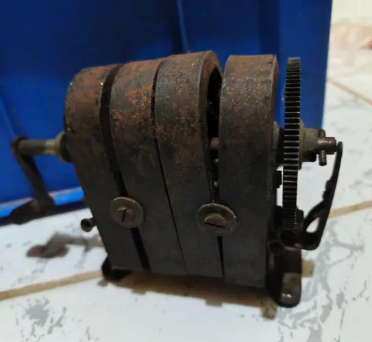 Magneto antigo de manivela