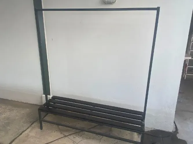 Banco para vestiário com varal acoplado