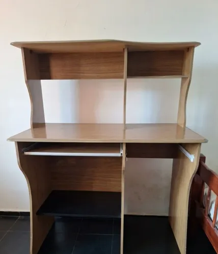Mesa computador e estudos