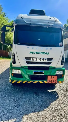 Iveco Tector 240E28 2015 Truck 6x2 Padrão Petrobras