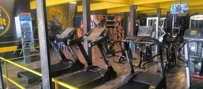 Academia completa com mais de 50 máquinas + 7 esteiras