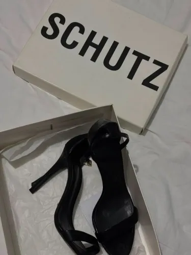 salto schutz preto em verniz 39