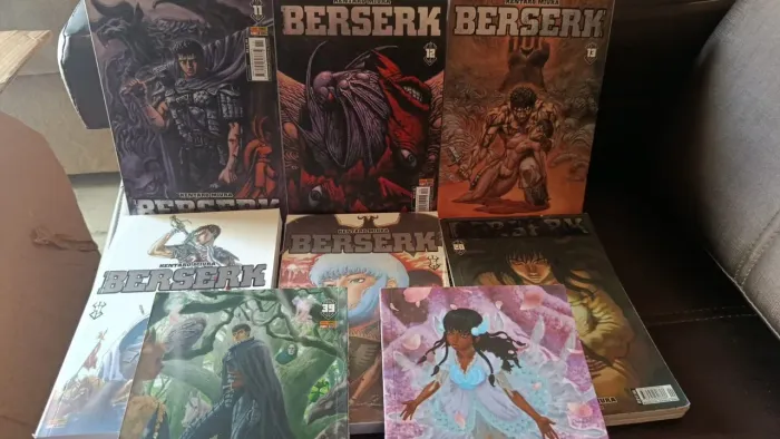 BERSERK 8 VOLUMES