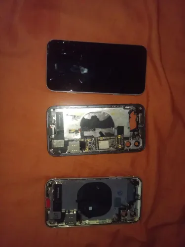 IPhone 11 2 carcaça e 1 icloud livre