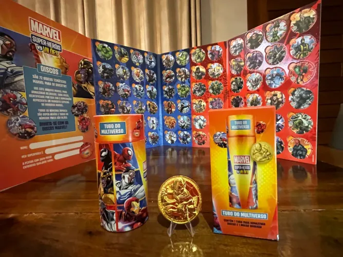 Álbum Completo  72 Tazos/Discos Marvel: Heróis vs. Vilões + Porta-Disco + Moeda Dourada  