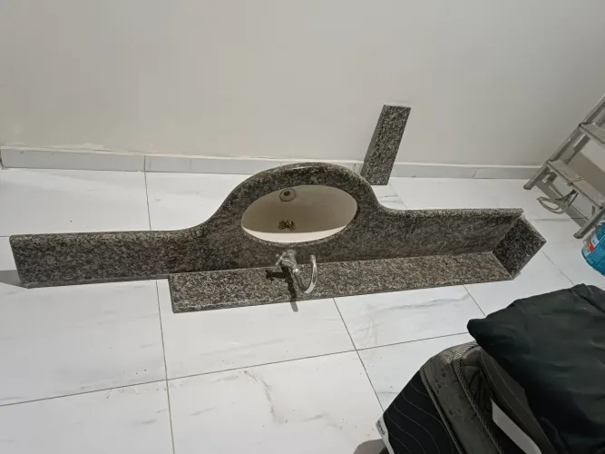 Pia de mármore para banheiro.