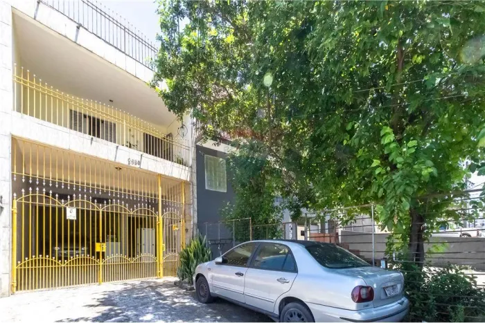 Casa a venda no Jardim Mutinga, com piscina, excelente para renda extra.