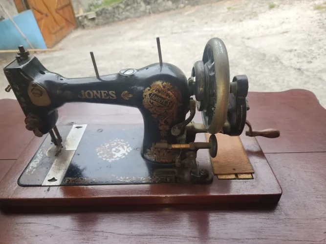 Máquina de costura Vintage Antique Jones Family C. S. Hand Crank.<br>Máquina de 1926 -1927!