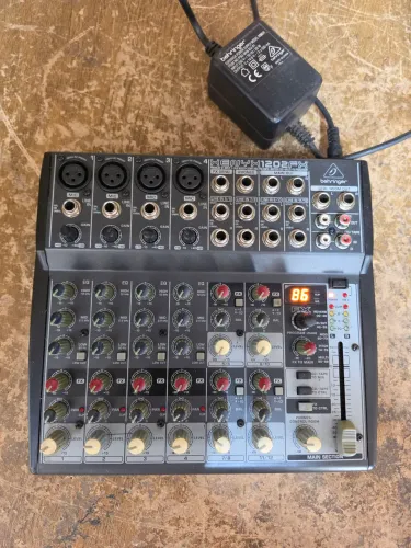 Mesa de som behringer xenyx 1202FX