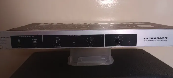 Ultrabass subharmonics synthesizer