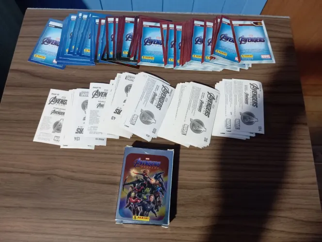 Lote de cards e figurinhas Avengers Endgame( cards completo)