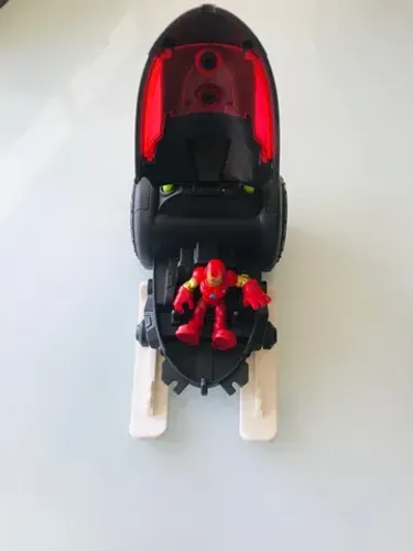 Nave spacial com boneco homem de ferro