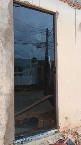 Porta de vidro temperado com estrutura em alumínio