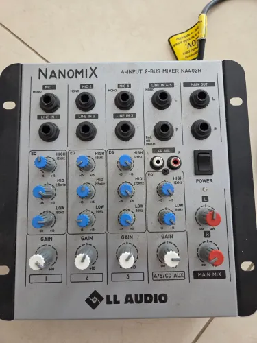 Usado um vez - Mesa de Som LL Audio Nanomix + 2 Microfones Shure SV100 - Ótimo Estado