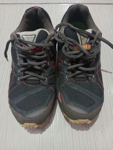 Tênis Puma Rosa e Preto Feminino usado