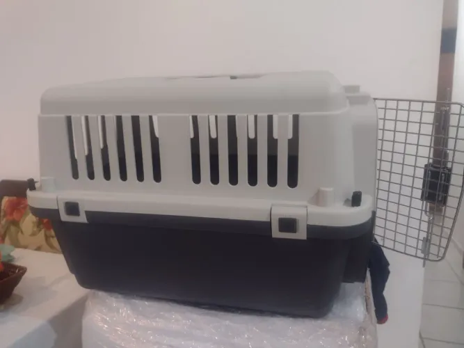 Caixa de transporte está nova só foi usada uma vez no transporte aéreo .Completamente nova