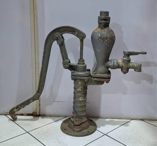Antiga bomba d'água  manual para poço marca : MARE