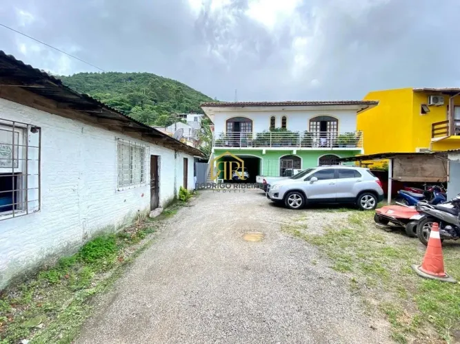 Terreno de 630m² - Costeira do Pirajubaé