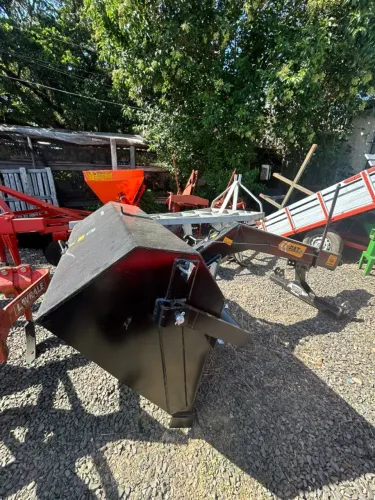 Pá carregadeira traseira Tatu Marchesan