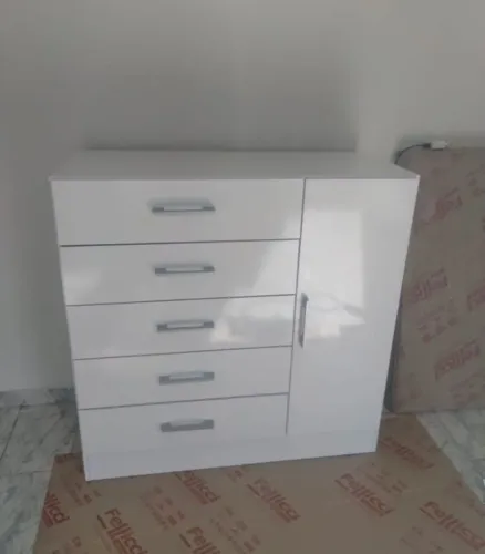 Cômoda com 5 gavetas e porta