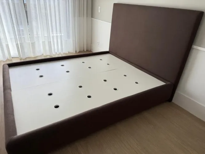 Cama com cabeceira Queen