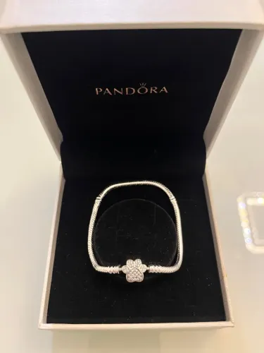 Pulseira Pandora com berloque de patinha