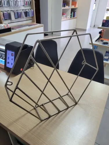 Suporte de metal para revistas e livros