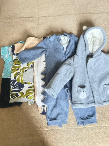 Lote de Roupas de Bebê - Macacões, Blusa e Casaco