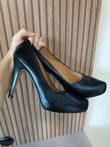 Scarpin Doramila Salto Fino Couro Preto