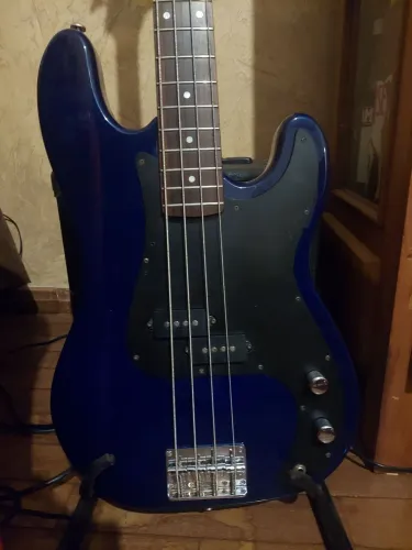 Contrabaixo Precision Bass marca Silvertone década de 90. Baixo muito bom.